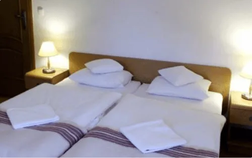 łóżko dwuosobowe w pokoju